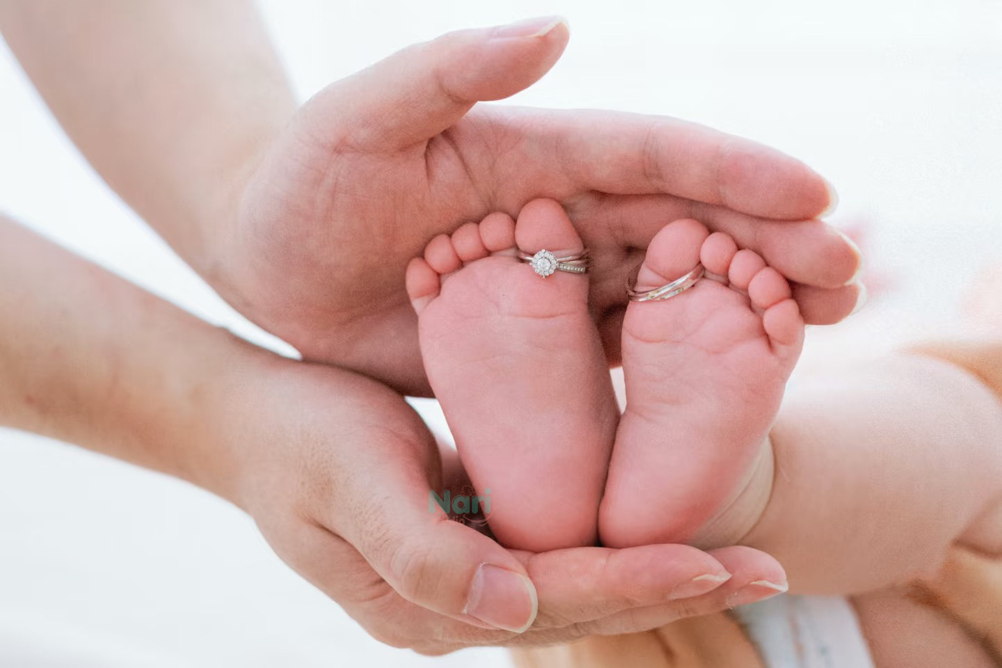 Bàn chân bé với nhẫn cưới